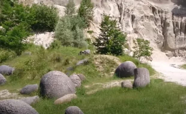 МИСТЕРИОЗНО КАМЕЊЕ у Румунији: Само се помера и мења величину! (ВИДЕО)